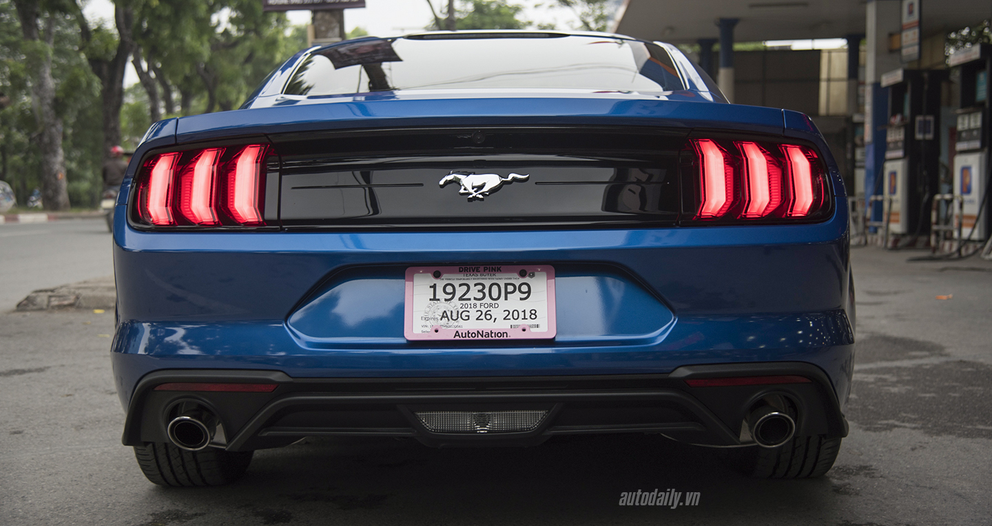 Ford Mustang 2018 màu lạ về Việt Nam, giá hơn 2,7 tỷ đồng