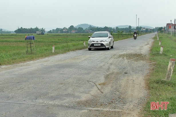 Nhiều tuyến đường ở Can Lộc xuống cấp nghiêm trọng