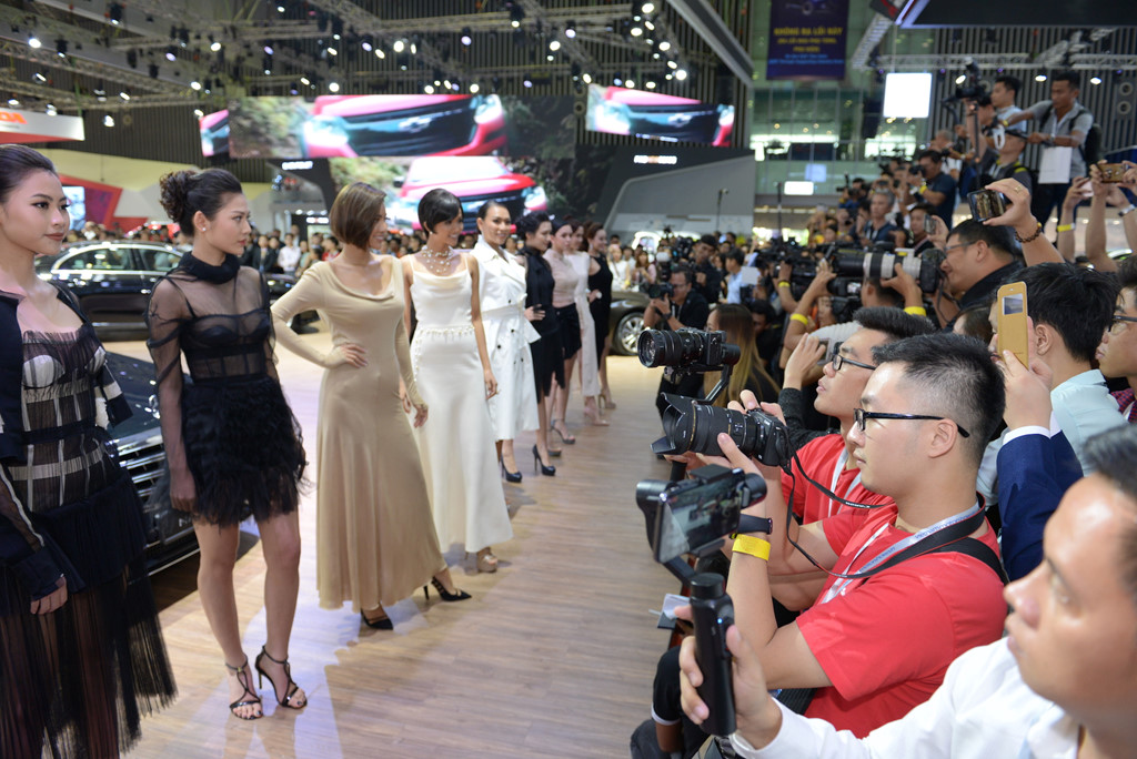 Dàn người mẫu thu hút ở Vietnam Motor Show 2018