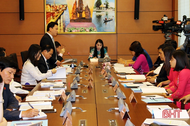 Trưởng đoàn ĐBQH Hà Tĩnh tham gia thảo luận tổ về tình hình KT-XH