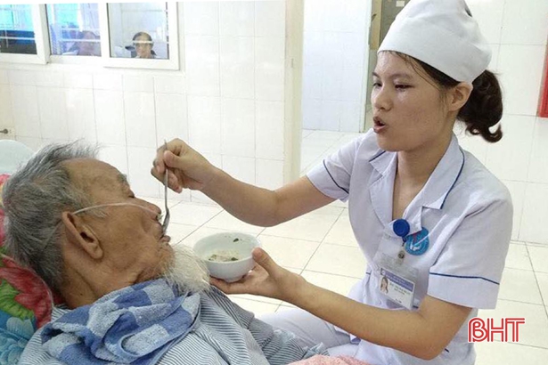 Điều dưỡng BVĐK Thạch Hà chăm sóc bệnh nhân cao tuổi