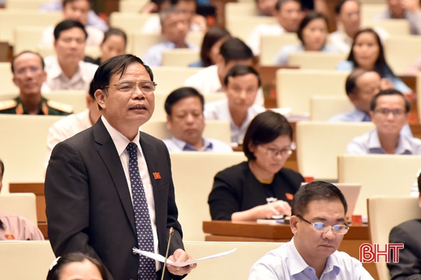 Đại biểu Quốc hội Hà Tĩnh chất vấn 2 bộ trưởng tại hội trường