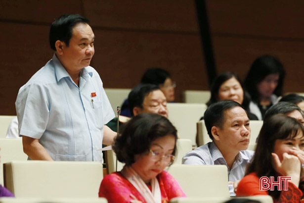 Đại biểu Quốc hội Hà Tĩnh chất vấn 2 bộ trưởng tại hội trường
