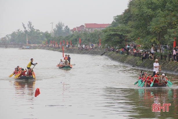 Đua thuyền trên sông Cụt nhân ngày hội Đại đoàn kết toàn dân