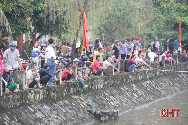 Đua thuyền trên sông Cụt nhân ngày hội Đại đoàn kết toàn dân