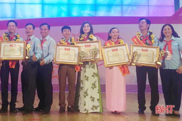 Tổng phụ trách đội Trường TH Thị trấn Thạch Hà nhận giải thưởng “Cánh én hồng”
