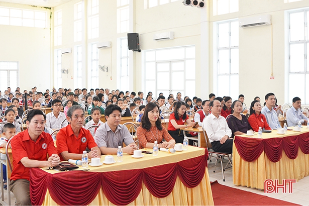 Vingroup trao học bổng cho 188 HSSV nghèo học giỏi Hà Tĩnh