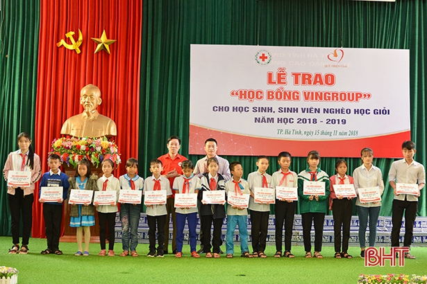 Vingroup trao học bổng cho 188 HSSV nghèo học giỏi Hà Tĩnh