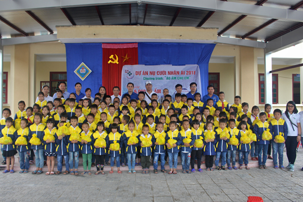454 áo ấm đến với học sinh các xã khó khăn huyện Vũ Quang