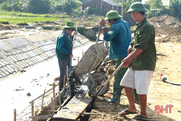 Chạy đua với thời gian, khắc phục công trình hư hại do bão lũ ở Lộc Hà