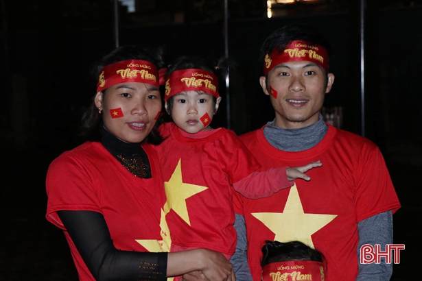Người dân Hà Tĩnh cuồng nhiệt cổ vũ đội tuyển Việt Nam