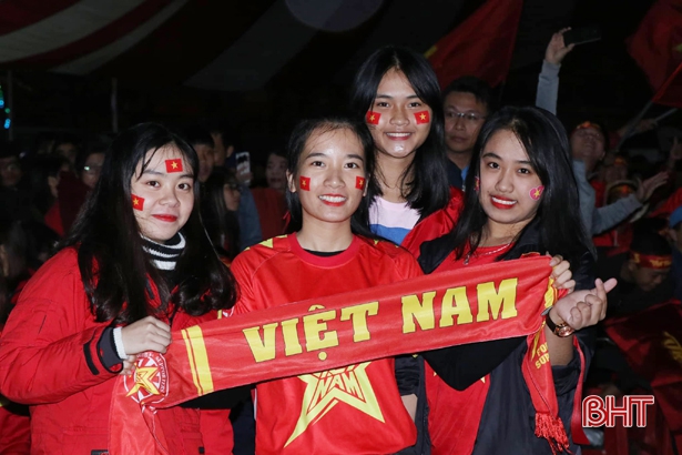 Người dân Hà Tĩnh cuồng nhiệt cổ vũ đội tuyển Việt Nam