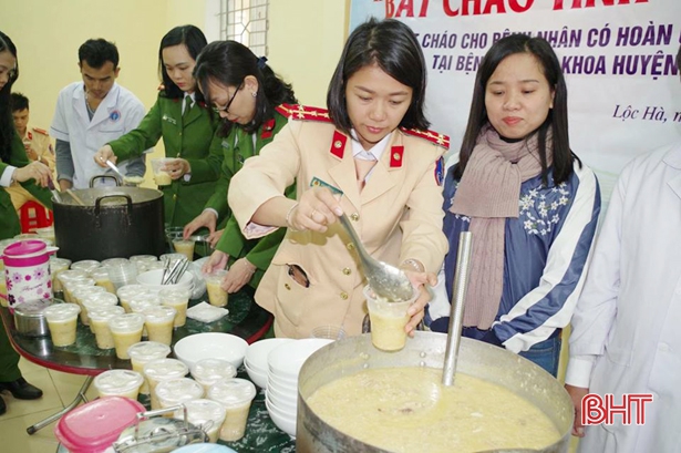 Tuổi trẻ Công an Hà Tĩnh giúp dân xây dựng nông thôn mới