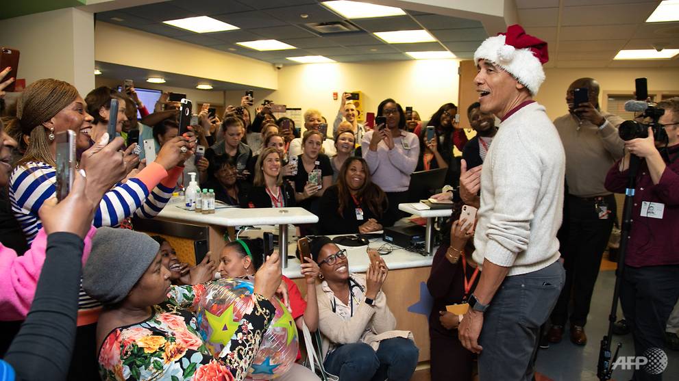 Cựu Tổng thống Obama hóa trang ông già Noel đi phát quà cho bệnh nhi