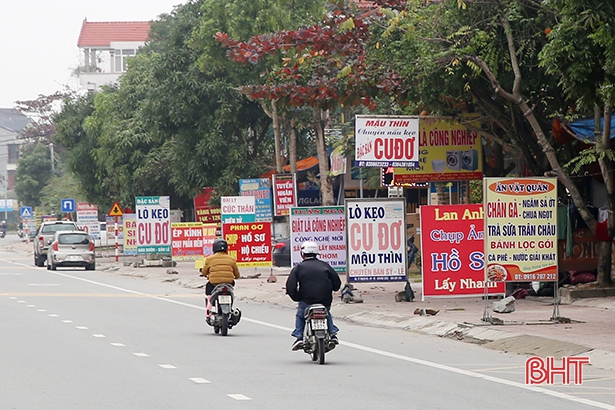 “Ma trận” quảng cáo tại trung tâm thị trấn Thạch Hà
