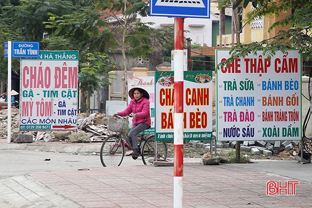 “Ma trận” quảng cáo tại trung tâm thị trấn Thạch Hà