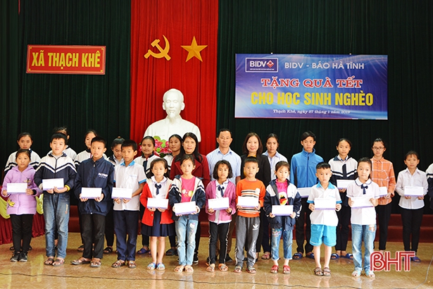 BIDV - Báo Hà Tĩnh trao quà Tết cho học sinh nghèo ở Thạch Khê