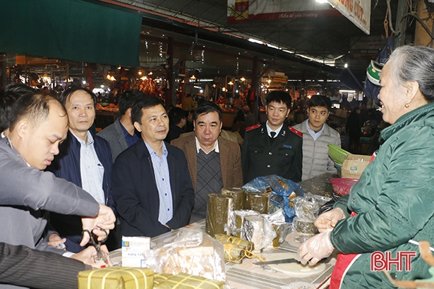 Tư lệnh 2 ngành thị sát an toàn vệ sinh thực phẩm tại Chợ TP Hà Tĩnh