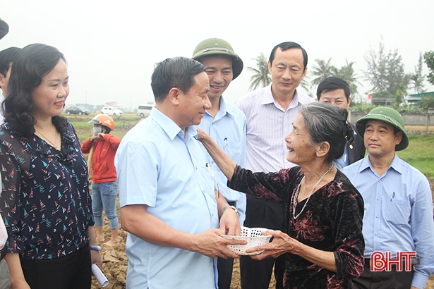 Bí thư Tỉnh ủy Hà Tĩnh động viên nông dân ra quân sản xuất đầu xuân