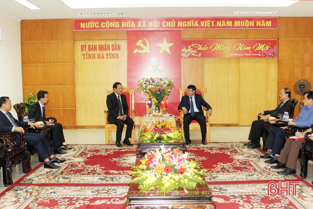 Tổng Lãnh sự quán Lào tại Đà Nẵng chào xã giao lãnh đạo Hà Tĩnh