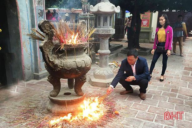 Nhếch nhác, lãng phí vẫn còn diễn ra tại các đền, chùa ở Hà Tĩnh