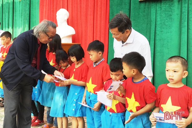 Trao 20 suất học bổng cho học sinh nghèo vượt khó ở Lộc Hà
