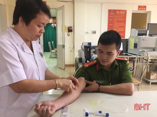 2 chiến sỹ Công an Hà Tĩnh hiến máu cứu bệnh nhân nguy kịch