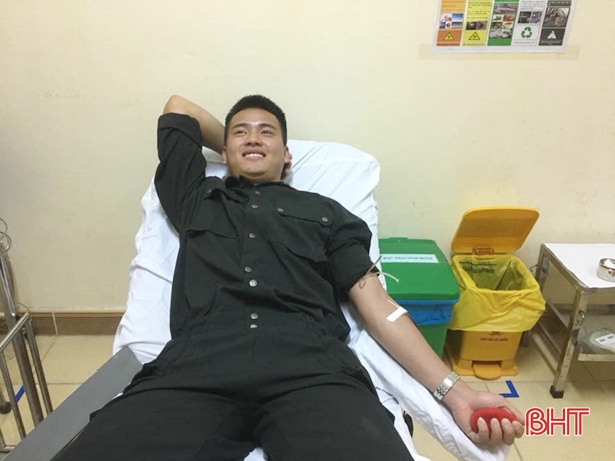 2 chiến sỹ Công an Hà Tĩnh hiến máu cứu bệnh nhân nguy kịch