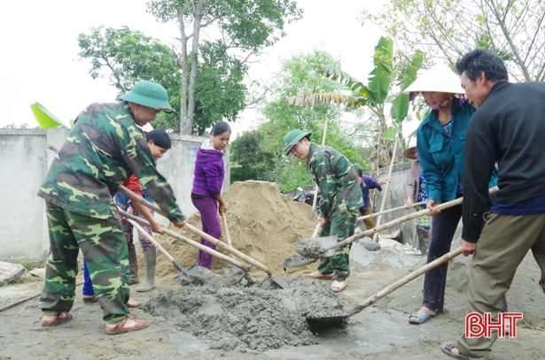 Gần 1.000 cán bộ, chiến sỹ Hà Tĩnh giúp dân xây dựng nông thôn mới