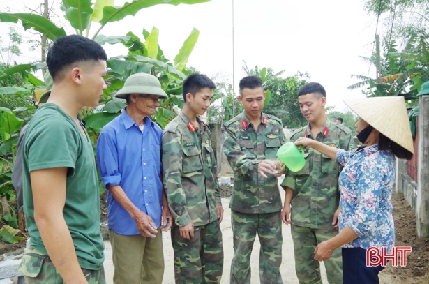 Gần 1.000 cán bộ, chiến sỹ Hà Tĩnh giúp dân xây dựng nông thôn mới