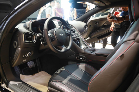 Siêu xe Aston Martin DB11 vừa ra mắt tại VN, giá 15,7 tỷ đồng