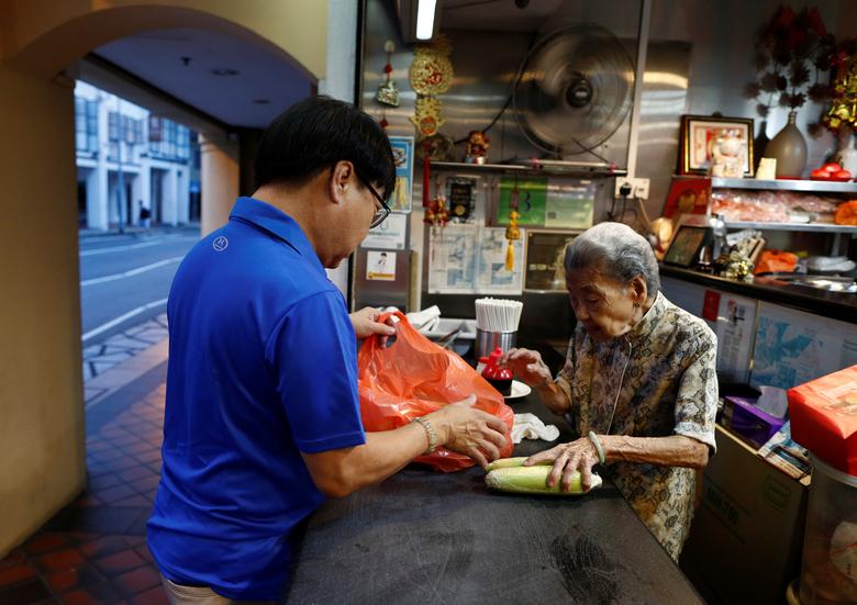 Cụ bà 90 tuổi điều hành tiệm mì bán ít nhất 200 bát mỗi ngày ở Singapore