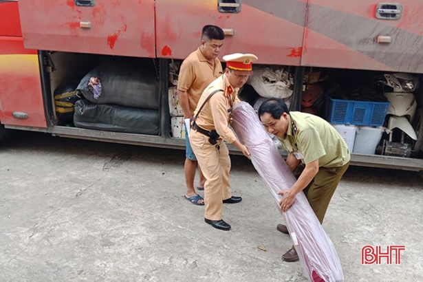 Cảnh sát giao thông Hà Tĩnh bắt giữ xe khách chở 1.153 kg vải “lậu”