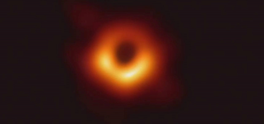 Lần đầu chụp được ảnh hố đen to hơn Trái Đất ba triệu lần