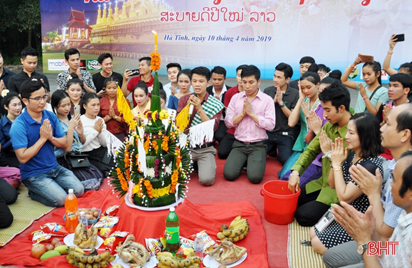 Vui tết Bunpimay cùng sinh viên Lào tại Hà Tĩnh