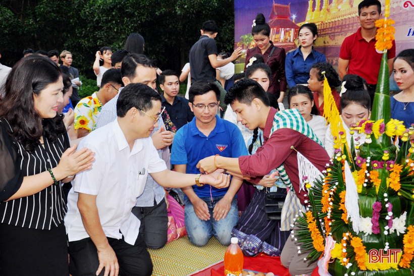 Vui tết Bunpimay cùng sinh viên Lào tại Hà Tĩnh