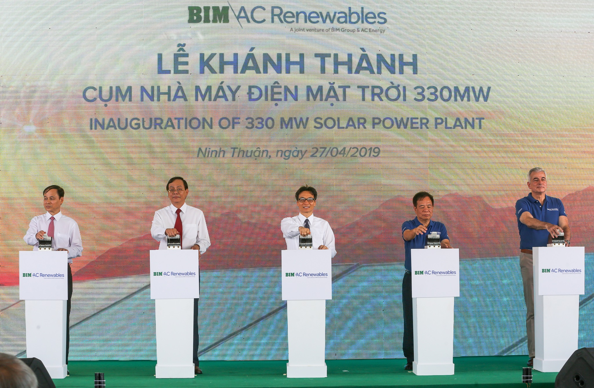 Cụm nhà máy điện mặt trời 330MWP chính thức hòa lưới điện Quốc gia