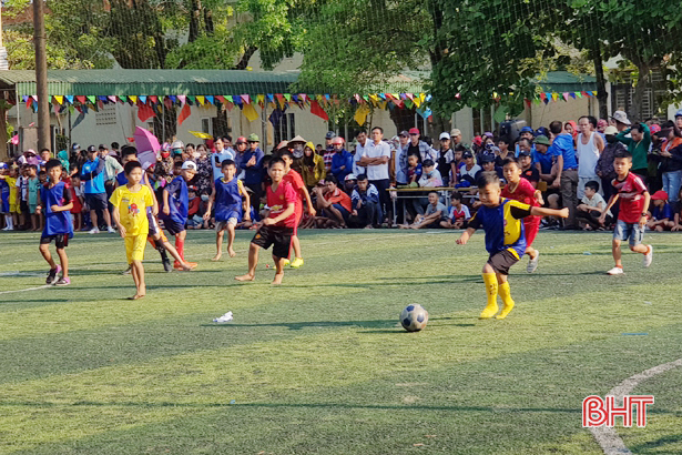 Hơn 1.200 cầu thủ nhí tham gia tuyển sinh bóng đá trẻ Sông Lam Nghệ An