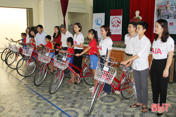 AIA Việt Nam trao tặng xe đạp cho học sinh nghèo Nghi Xuân