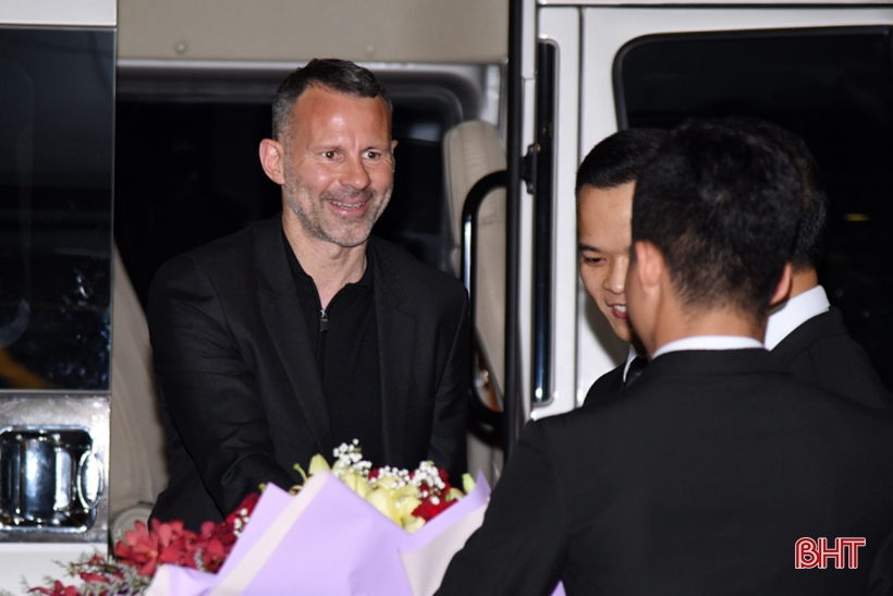 Ryan Giggs đến Hà Tĩnh lúc nửa đêm, sẵn sàng giao lưu với người hâm mộ