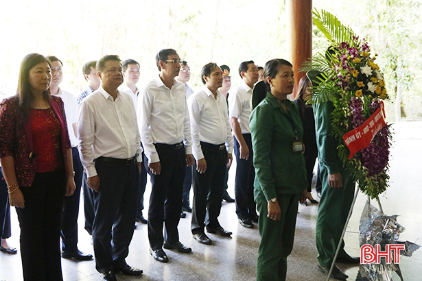 Đoàn cán bộ Thành ủy Hà Nội dâng hương tại các địa chỉ đỏ ở Hà Tĩnh