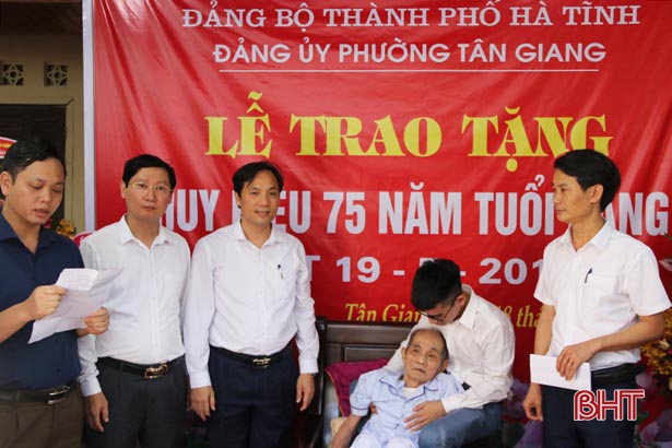 Thành phố Hà Tĩnh trao Huy hiệu 75 năm tuổi Đảng cho cán bộ lão thành