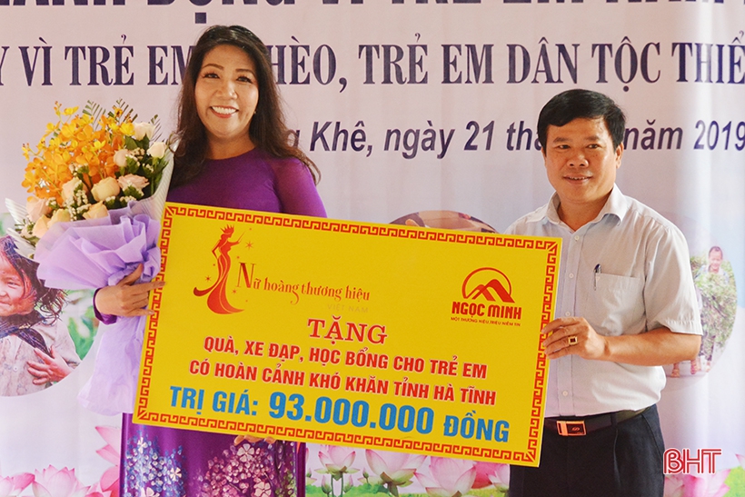 Hoa hậu Nhân ái Nguyễn Bích Thu trao quà cho trẻ em dân tộc Chứt