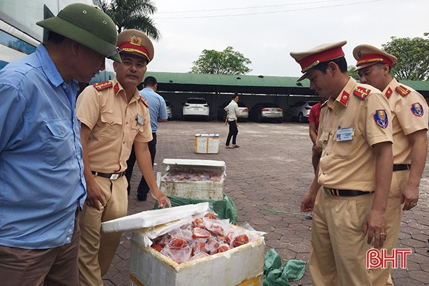 Phát hiện trên 200kg thịt lợn “bẩn” trên xe khách Bắc - Nam