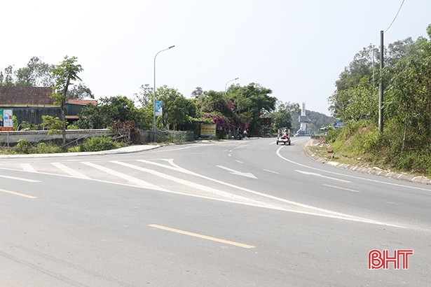 Có đường tránh, xe cộ vẫn tấp nập qua khu mộ 10 nữ TNXP Ngã ba Đồng Lộc