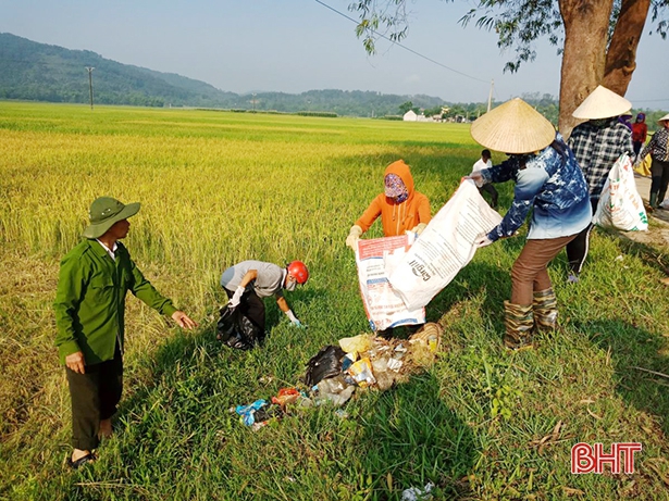 Nông dân Hương Sơn mở chiến dịch làm sạch đồng ruộng
