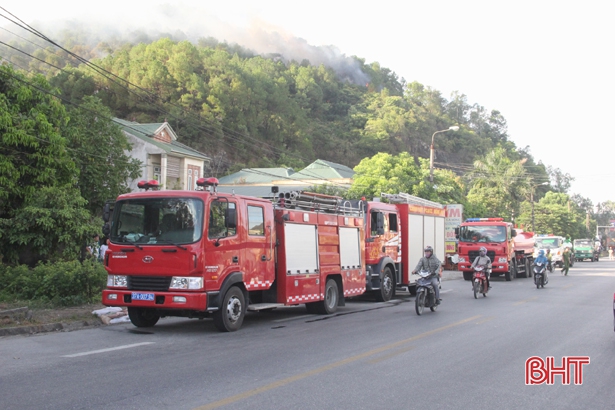 Hương Sơn: Tập trung lực lượng, phương tiện, sẵn sàng chữa cháy và di dời các hộ dân gần bìa rừng