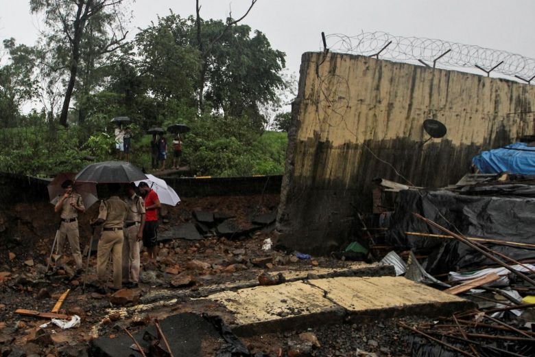 Mưa lớn gây sập tường khiến 19 người chết ở Ấn Độ