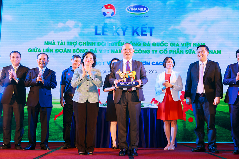 Vinamilk tài trợ chính cho các Đội tuyển Bóng đá quốc gia Việt Nam 