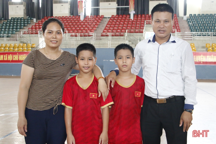 Niềm đam mê đá bóng của cặp song sinh nơi bãi bồi sông Lam Hà Tĩnh